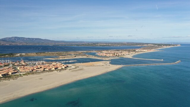 Survol de Port-Leucate, son port et ses plages