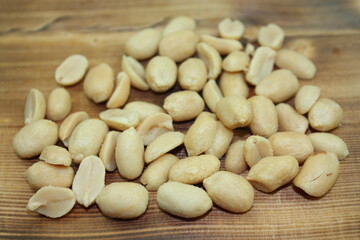 Erdnüsse, gesalzen und geröstet auf einem Holzbrett