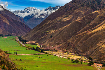 Peru, Cusco Region, Calca Province. The Sacred Valley of the Incas and the Vilcanota River near Pisac . There are snow-capped peaks of Urubamba Mountain Range in the background - obrazy, fototapety, plakaty