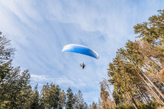 Startender Hobby Gleitschirm Flieger an einem Berghang mit professioneller Ausr&uuml;stung im Herbst, Deutschland
