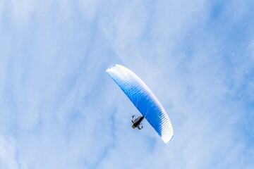 Fliegender Hobby Gleitschirm Flieger in der Luft mit professioneller Ausrüstung im Herbst, Deutschland