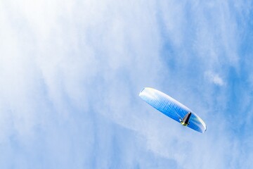 Obraz premium Fliegender Hobby Gleitschirm Flieger in der Luft mit professioneller Ausrüstung im Herbst, Deutschland