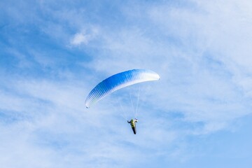 Fliegender Hobby Gleitschirm Flieger in der Luft mit professioneller Ausrüstung im Herbst, Deutschland