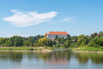 Obraz premium Historical King City on the bank of the Vistula river with the castle - panoramic view from riverboat cruise, Sandomierz, Poland