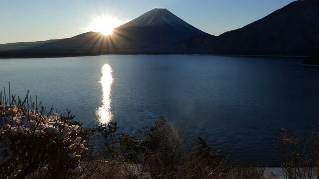 本栖湖より望む夜明けの富士山の肩に昇る朝日（ズームイン）