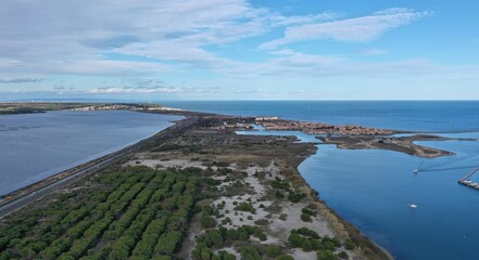 Survol de Port-Leucate, son port et ses plages
