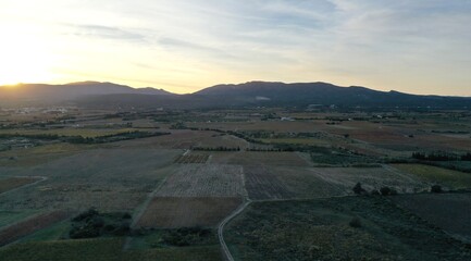 survol des vignobles dans les Corbières au soleil couchant
