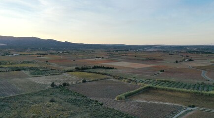 survol des vignobles dans les Corbi&egrave;res au soleil couchant