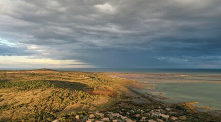 Plage de la Franqui et Leucate vue sous un ciel de pluie et arc-en-ciel (Aude, France)
