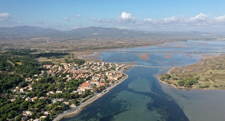 Plage de la Franqui et Leucate vue sous un ciel de pluie et arc-en-ciel (Aude, France)