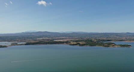 vue aérienne de l'Etang de Bages près de Narbonne dans l'Aude (France)