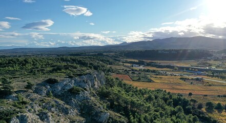 Naklejka premium survol des vignobles dans les Corbières au soleil couchant