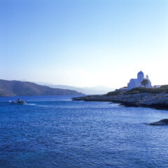 Fototapeta na wymiar Kirche und Fischer in der Bucht von Katapola, Amorgos, Kykladen, Griechenland
