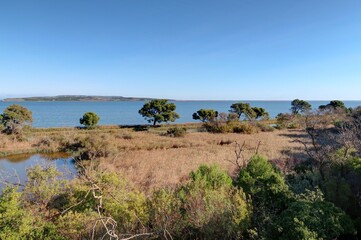 vue aérienne de l'Etang de Bages près de Narbonne dans l'Aude (France)