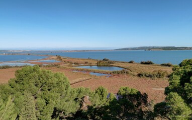 vue aérienne de l'Etang de Bages près de Narbonne dans l'Aude (France)