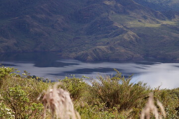 Un lago entre las montañas