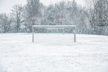 Terrain de football, sous la neige