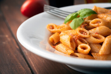 Piatto di deliziose mezze penne al ragu bolognese, Cucina Italiana
