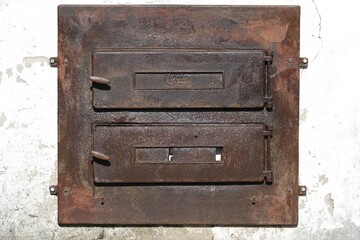 Alter Holzbackofen mit Eisentür