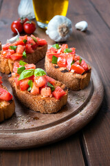 Classica bruschetta con pomodoro fresco, olio extra vergine di oliva, basilico e origano, antipasto italiano