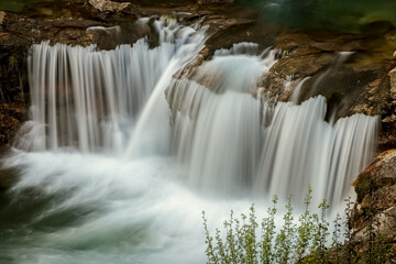 Pequeña cascada en riachuelo del norte de España