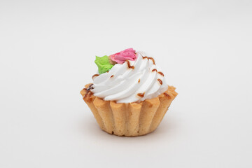 Mini cake basket with cream