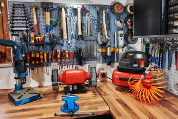 Werkzeugwand mit verschiedenen Werkzeugen in einer Werkstatt