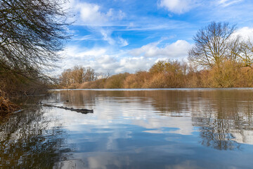 Kleiner See in ländlicher Natur