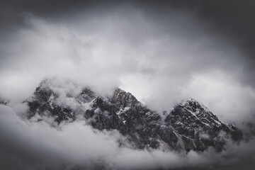 Fototapeta na wymiar Berge in den Wolken