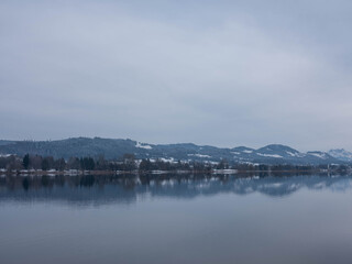 Fototapeta na wymiar Pfäffiker See im Winter mit Schnee