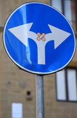 Verkehrszeichen: Fahrtrichtung links oder rechts mit Pflaster-Aufkleber von Clet Abraham