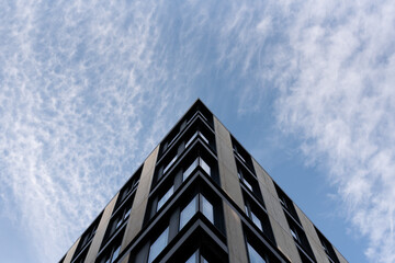 Obraz premium modern office building with sky and clouds 