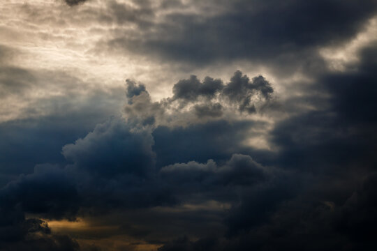 aufziehendes dramatisches Gewitter am Abend mit leichten Sonnenstrahlen und kleinen Wolken