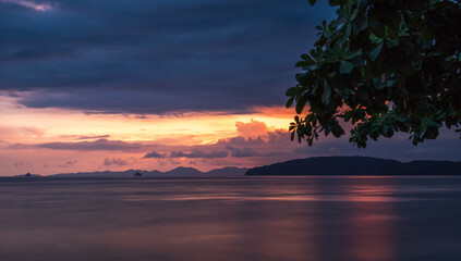Obraz na płótnie Canvas Sonnenuntergang an der Küste von Krabi, Thailand