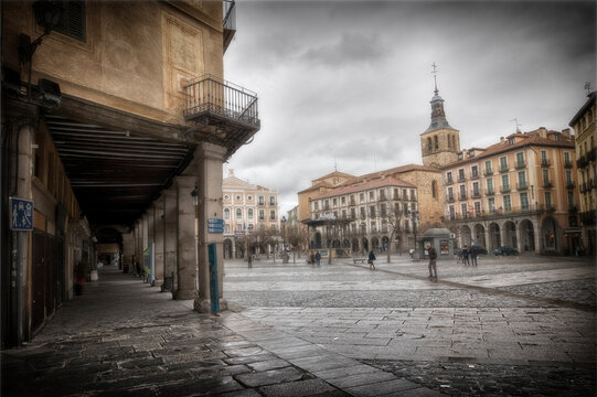 Imagen de la plaza mayor de Segovia con vista de los soportales .