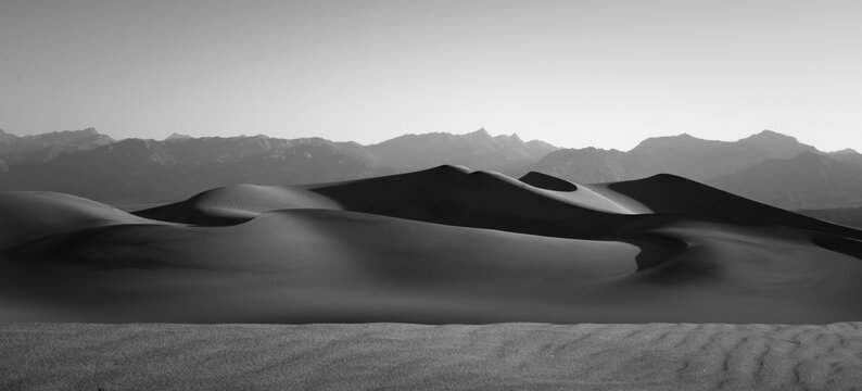 Schwarzwei&szlig; Aufnahme der "Mesquite Flat Sand Dunes" - Death Valley Nationalpark kurz nach Sonnenaufgang. Bereits Minuten nach dem Sonnenaufgang wird die Temperatur im Death Valley schier unertr&auml;glich.