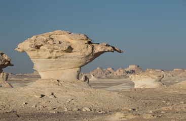 Erosion durch Wind und Wasser formte diese außergewöhnlichen Steinskulpturen in der Weissen Wüste in Ägypten