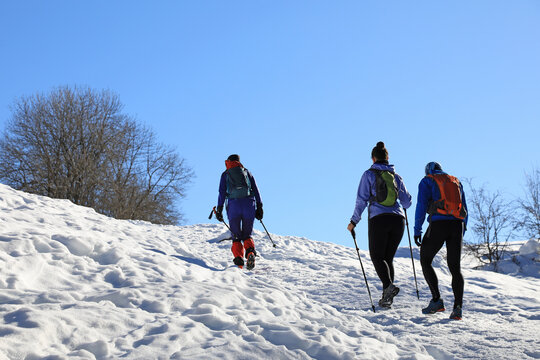 senderistas monta&ntilde;eros  con bastones y grampones en la nieve  pa&iacute;s vasco 4M0A8042-as21