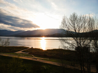 Obraz premium Sunset over Lake Banyoles. Moments of relaxation in winter.