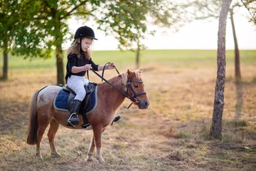 Foto op Canvas Ein Mädchen reitet Pferd Sommer Sonnenuntergang © Anastasia