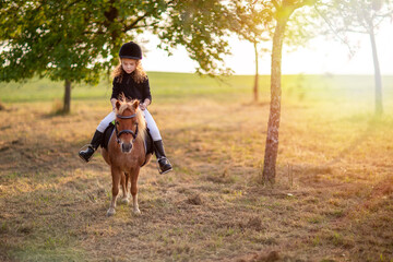 Ein Mädchen reitet Pferd Sommer Sonnenuntergang