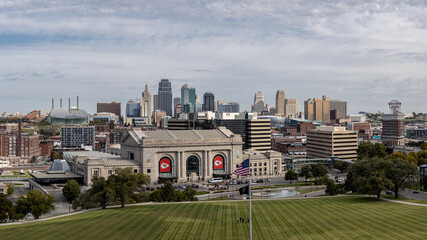 Obraz premium Kansas City cityscape with clouds 2