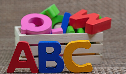 Bunte Holzbuchstaben in einer Holzkiste, ABC