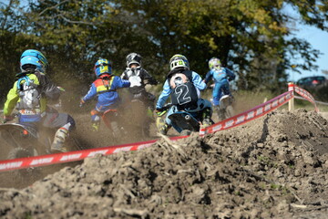 Kinder beim Motocrossrennen