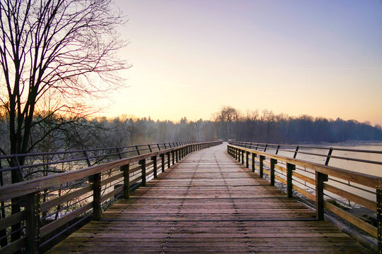 Isar Isarauen in M&uuml;nchen bei Sonnenuntergang