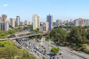 Fototapeta na wymiar Vista aérea cidade urbana São Paulo com prédios e carros