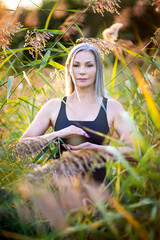 Weißhaarige grauhaarige Frau macht Yoga im freien 50+