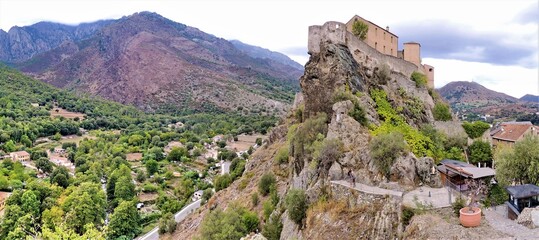 Paysage avec le village corse de Corte