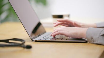 パソコンをする女性