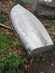 Petit bâteau stoqué au bord de la rivière